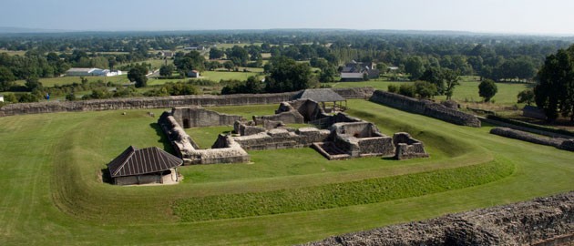 Autour de La Bazouge des Alleux : cité gallo-romaine de Jublains, château de Ste Suzanne